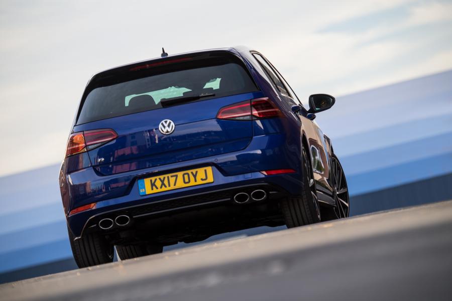 Volkswagen Golf R 5-Door 2017 года  (UK) (фото 8 из 30)
